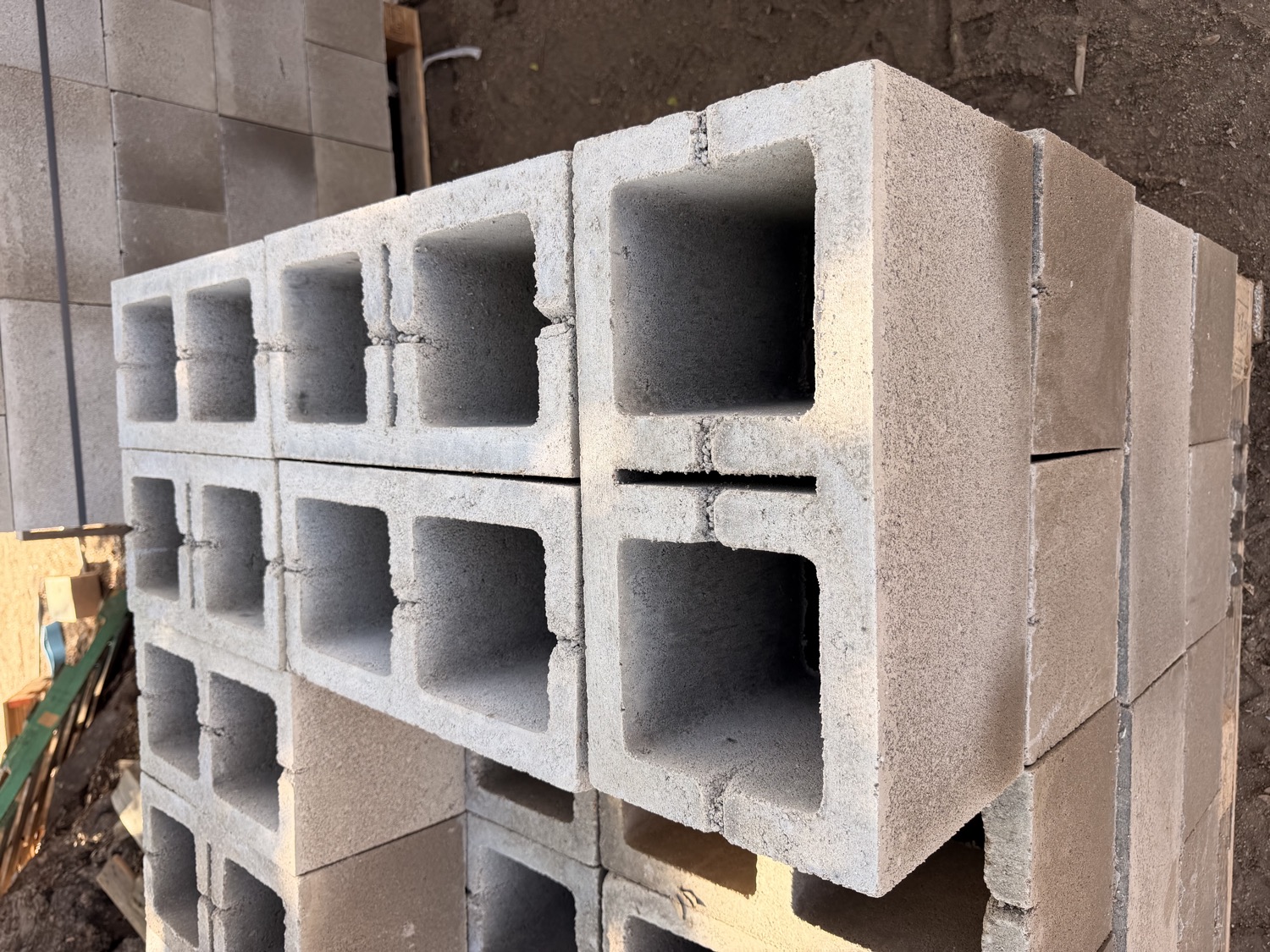 Block hueco apilado listo para obra