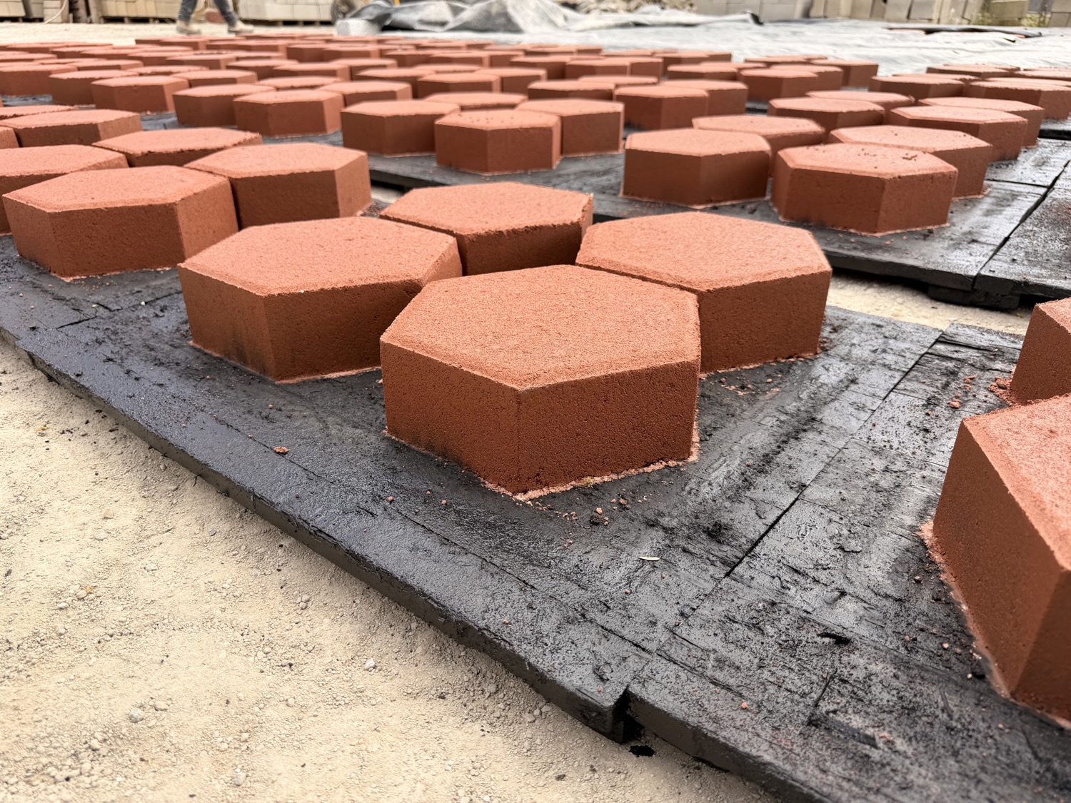 Adoquines de concreto en proceso de curado